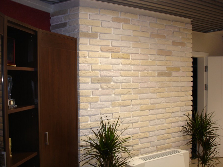 Отделка камнем прихожей