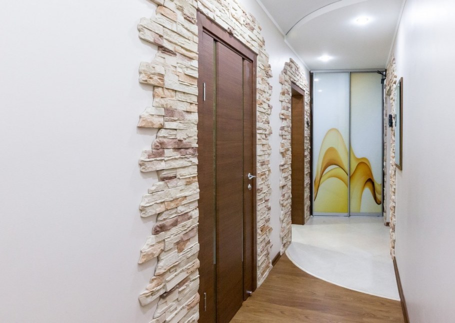 Отделка прихожей декоративным камнем