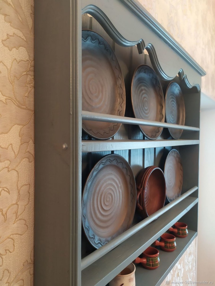 Полка для посуды в деревенском стиле