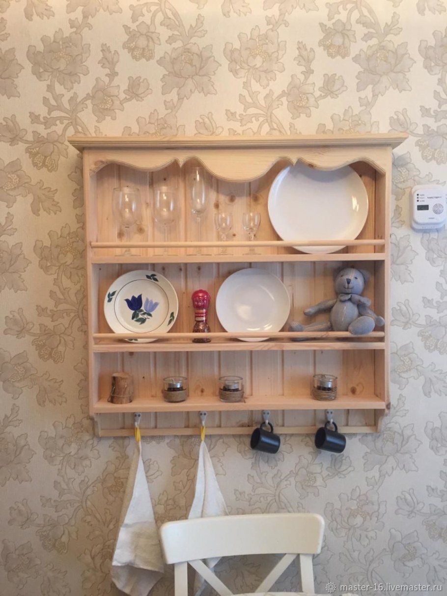 Деревянная полка для тарелок