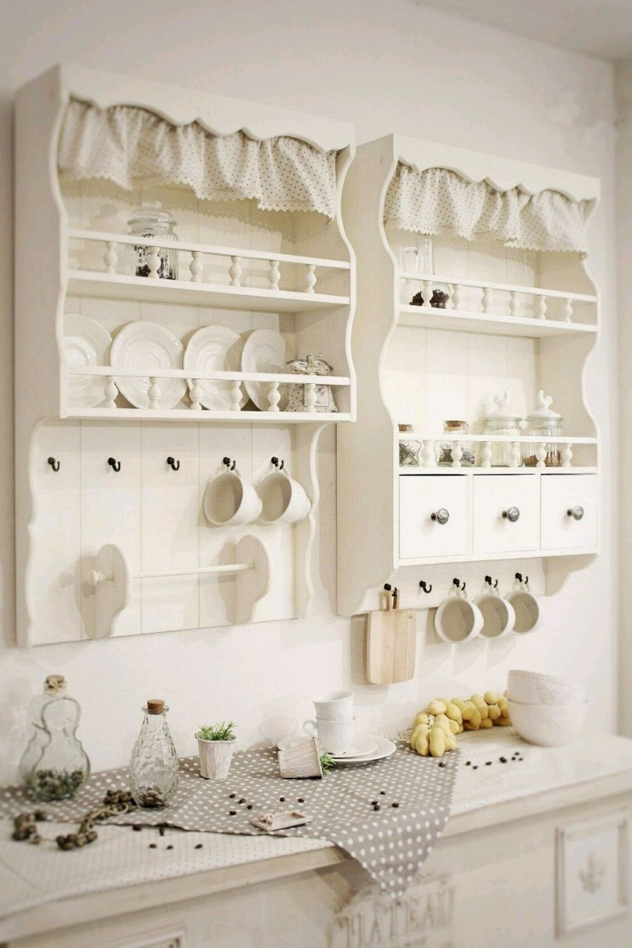 Деревянная полка для кухни