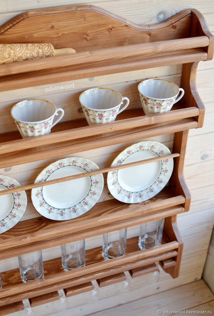 Деревянная полка для тарелок