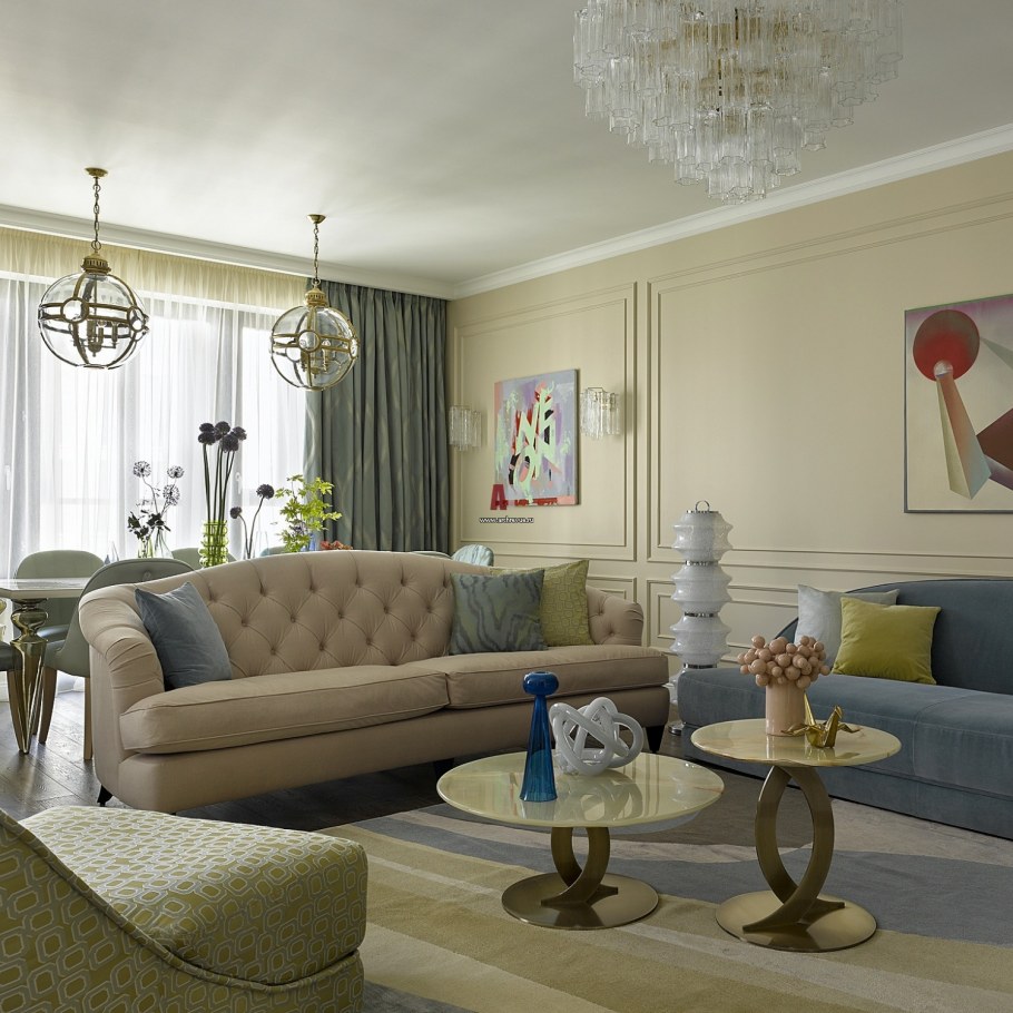 Гостиная в бежевых тонах с яркими акцентами