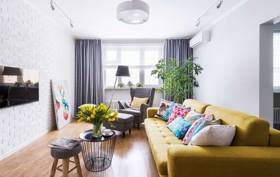 Серая гостиная с яркими акцентами