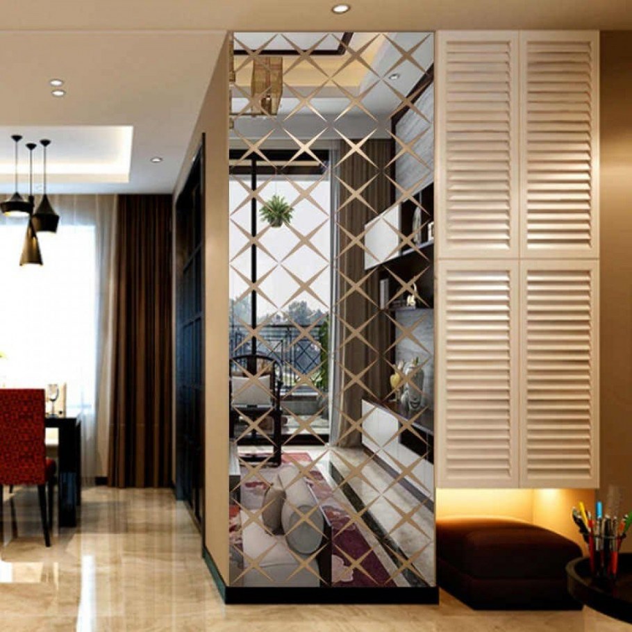 Интерьер гостиной с багетами на стенах