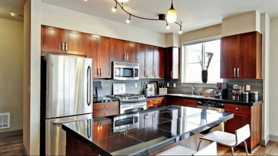 Трековые светильники в интерьере кухни