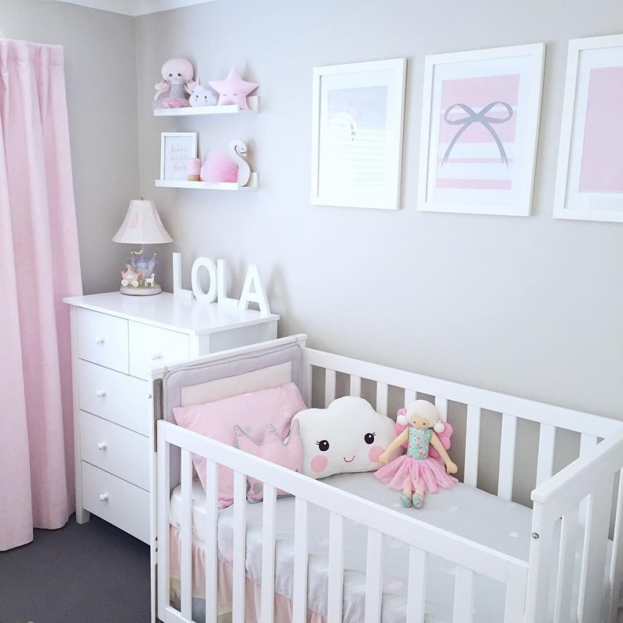 Розовая детская комната для новорожденного