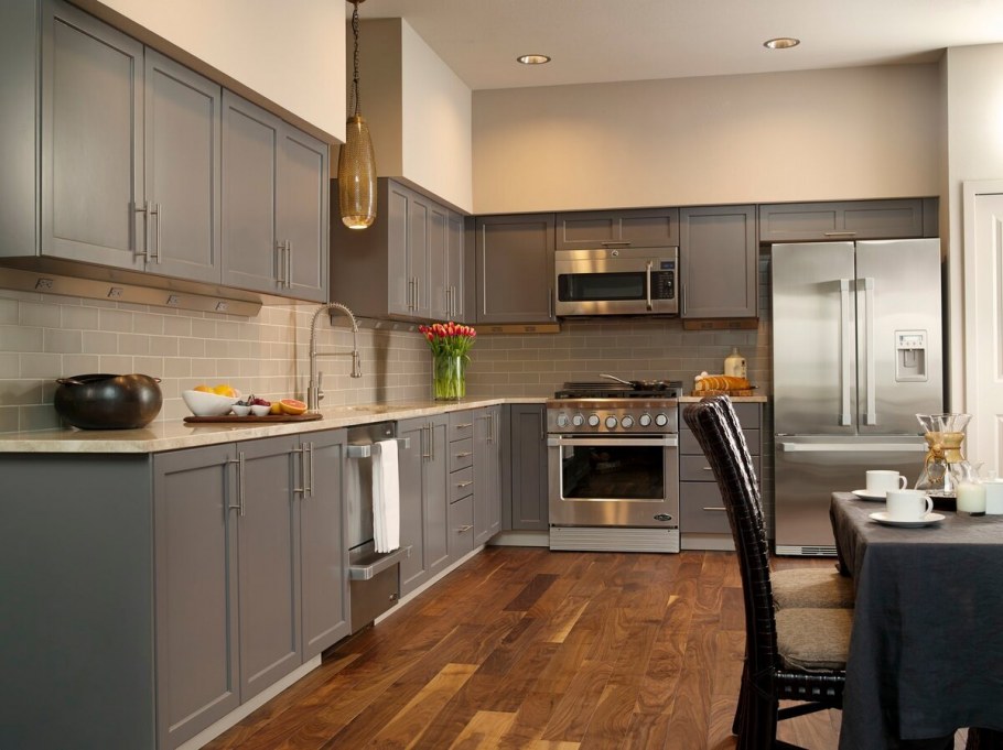 Кухня в стиле Неоклассика желтая