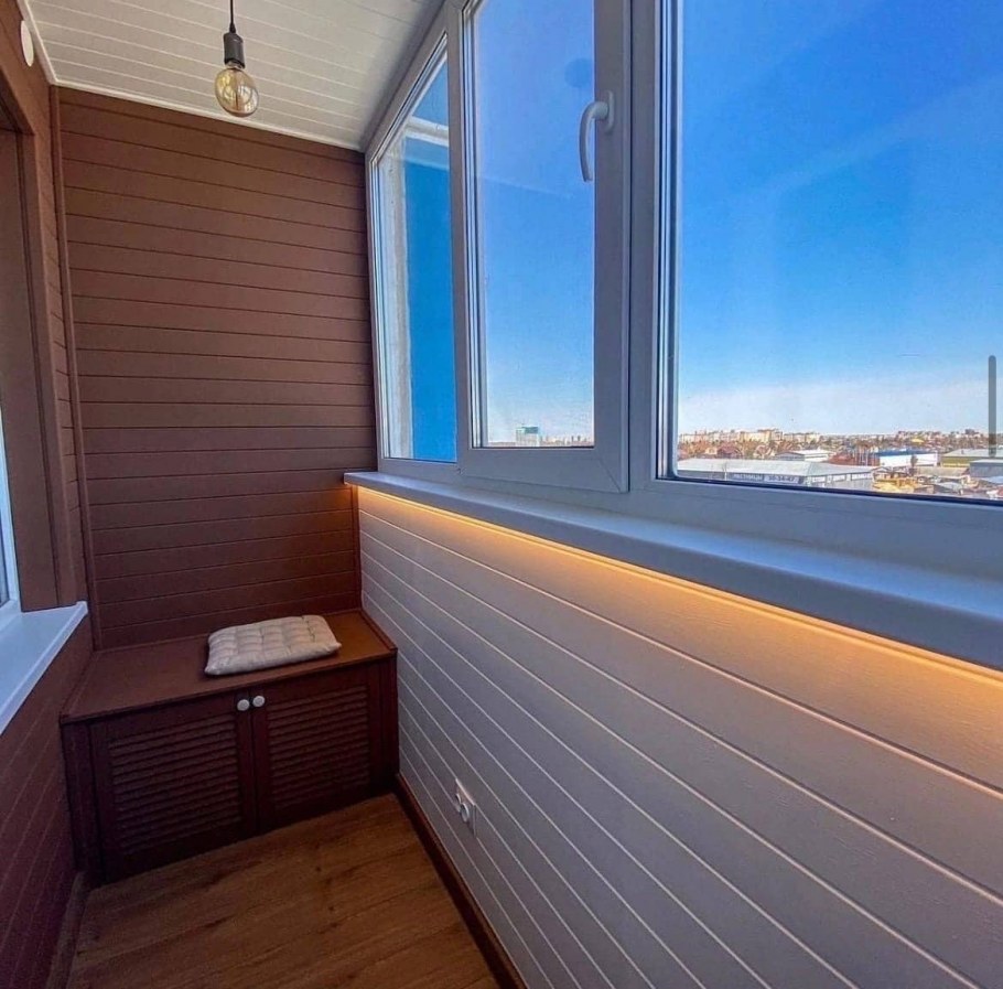 Серый балкон