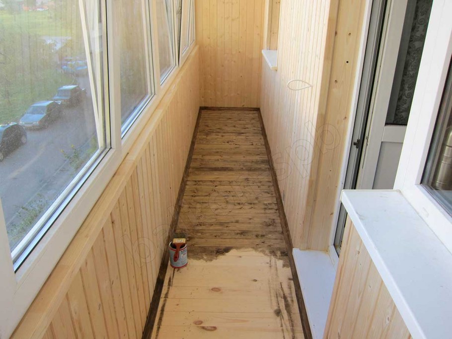 Отделка лоджии молдингами