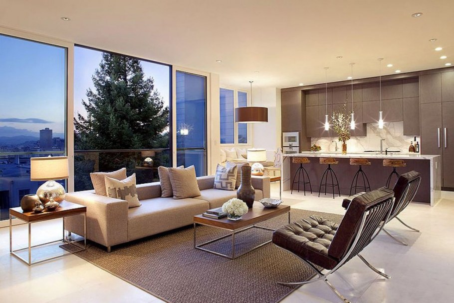 Красивая гостиная с панорамными окнами