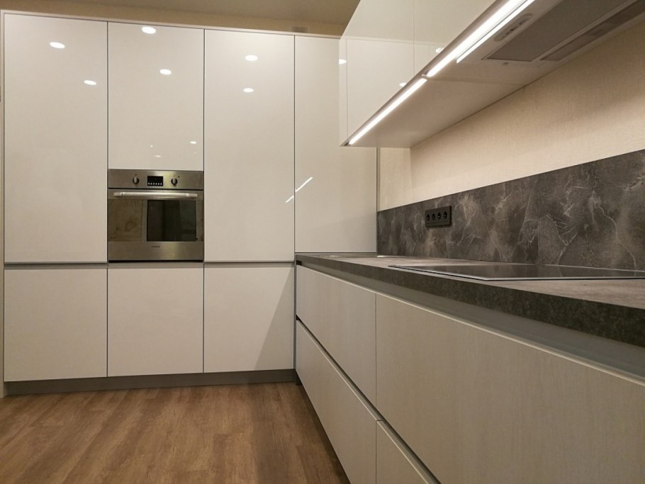 Кухня в цвете базальт и кашемир