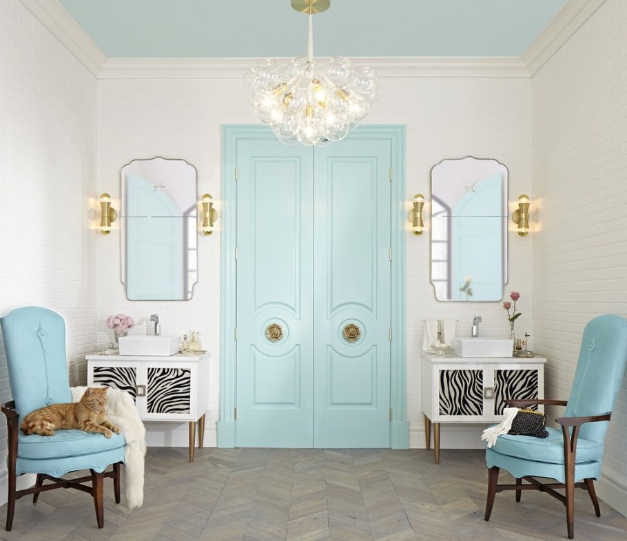 Голубые двери в интерьере