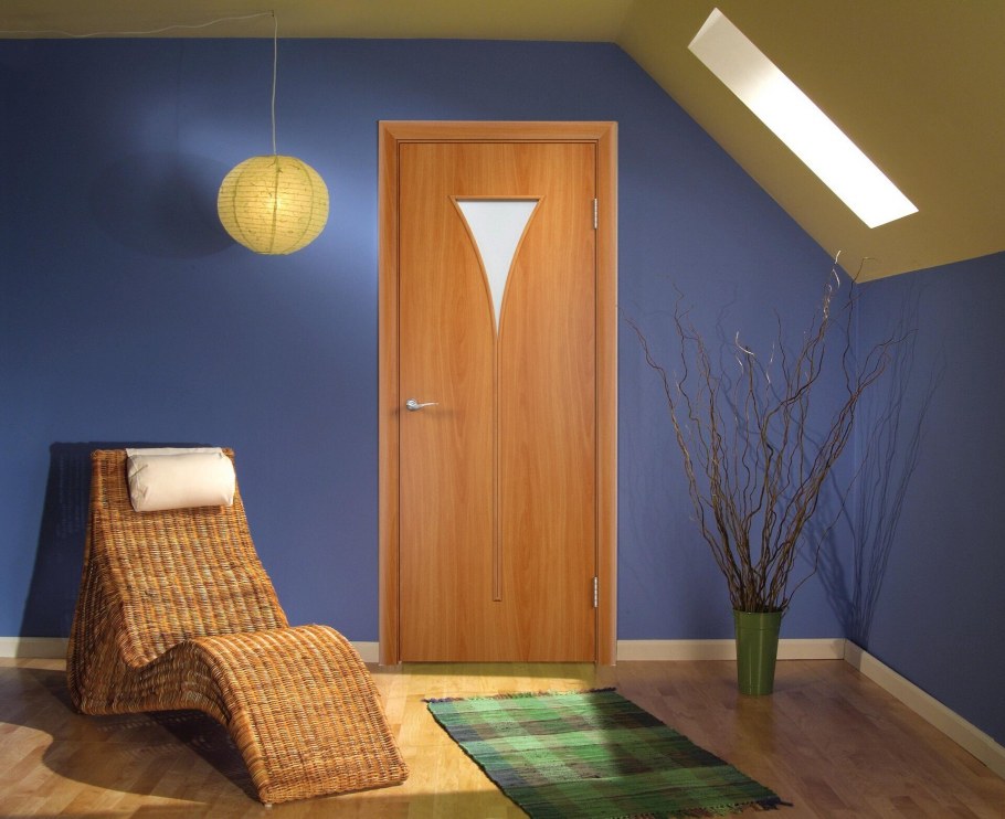 Цветные двери в интерьере