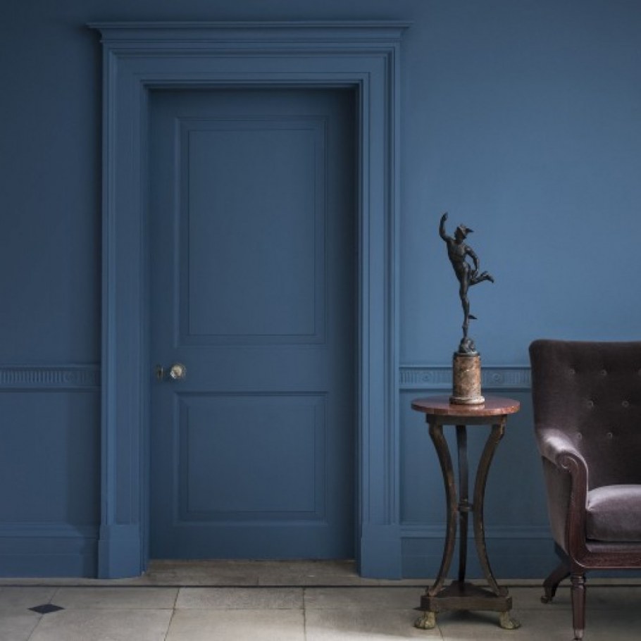 Голубые двери в интерьере