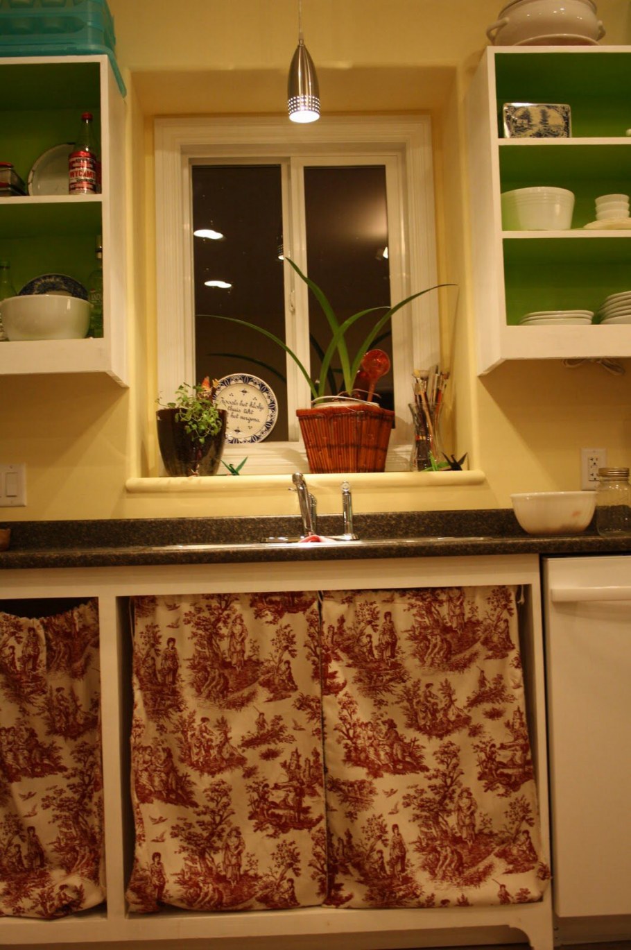 Шторки вместо дверей на кухне