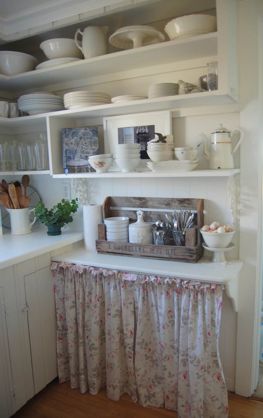 Кухня с занавесками вместо фасадов