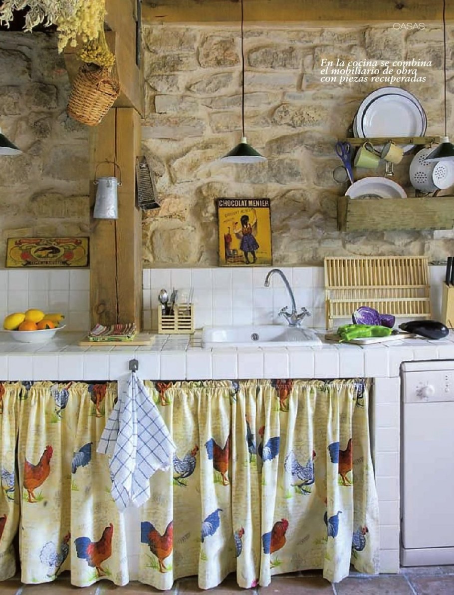 Кухонный гарнитур в деревенском стиле со шторками