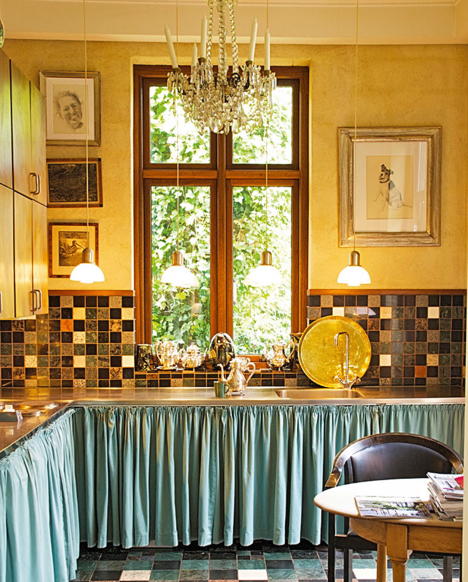 Кухонный гарнитур в деревенском стиле со шторками