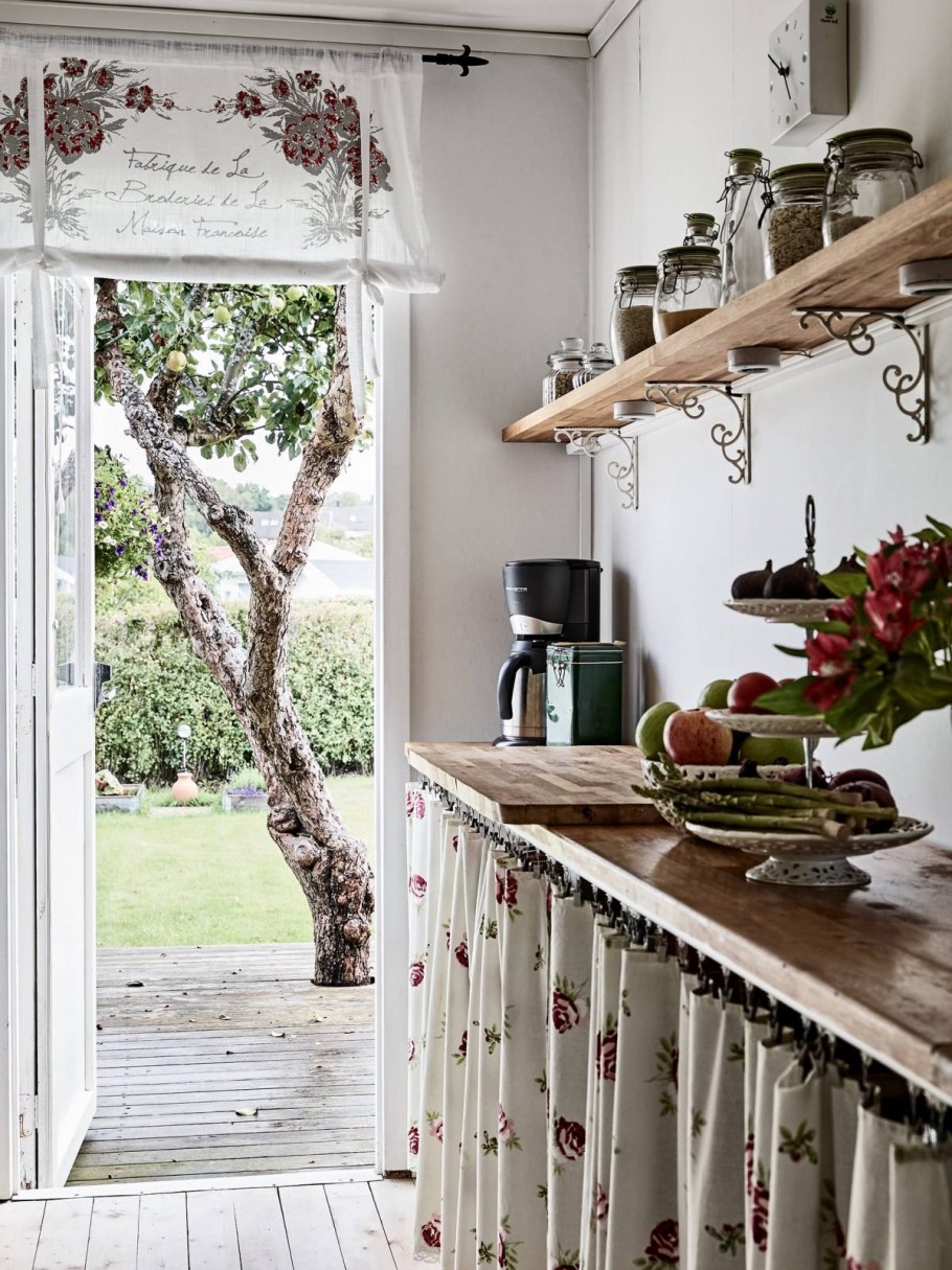 Кухня с занавесками вместо фасадов