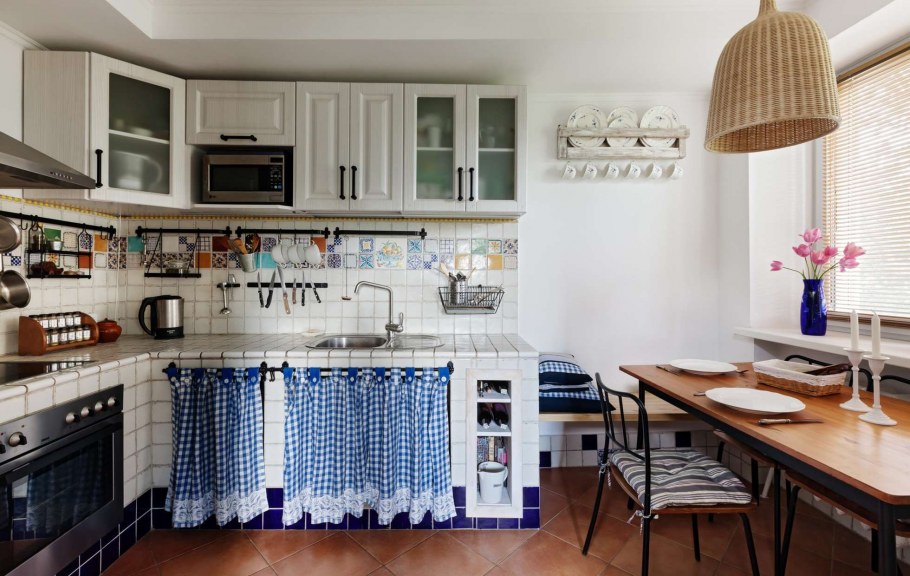 Кухня с занавесками вместо фасадов