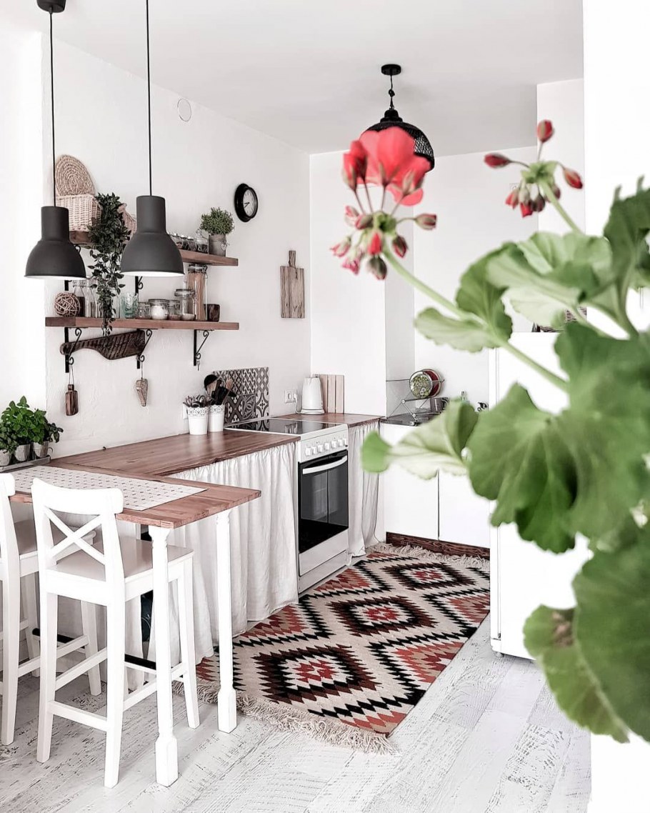 Кухня со шторками вместо дверок