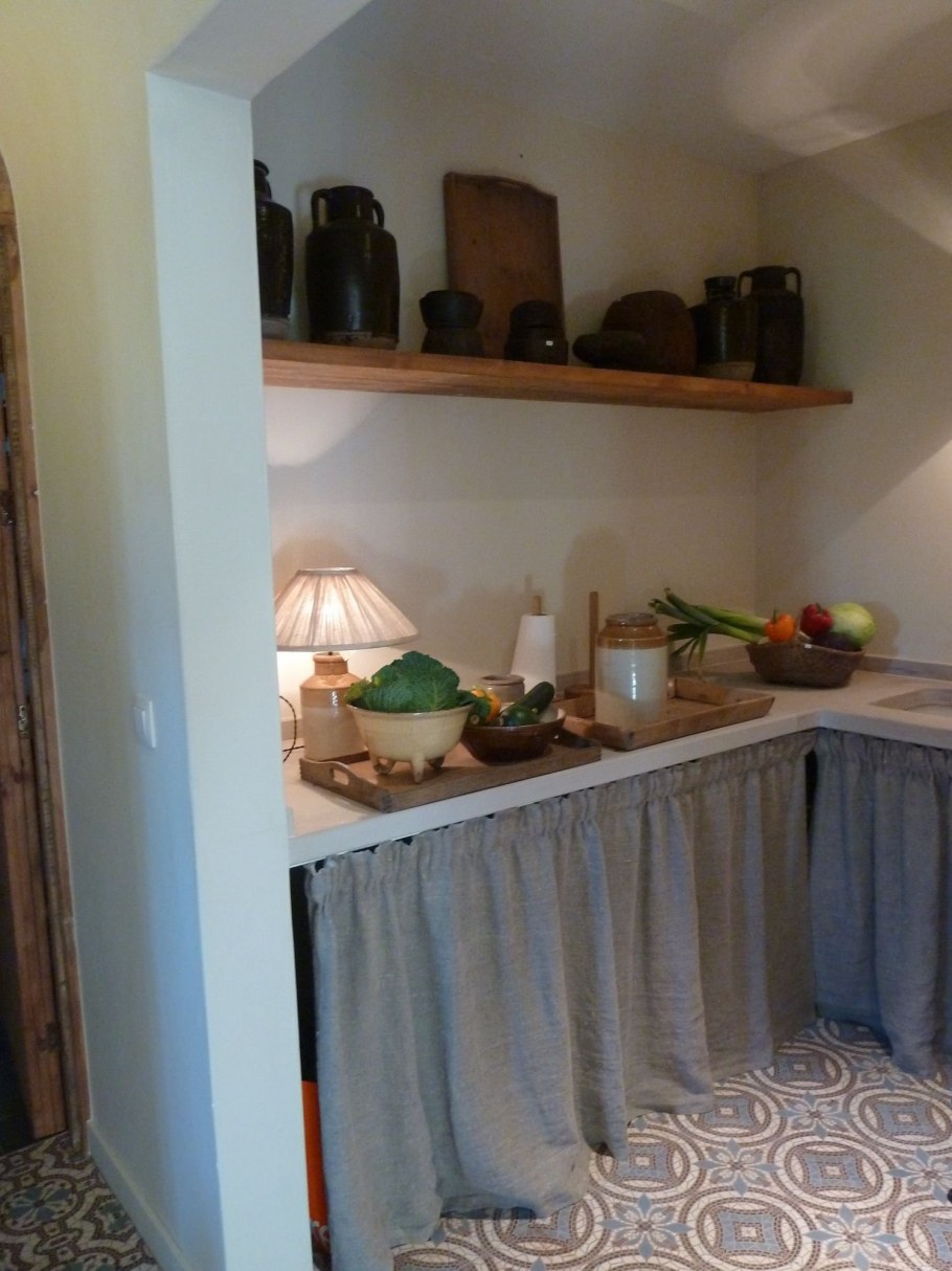 Кухня с занавесками вместо фасадов