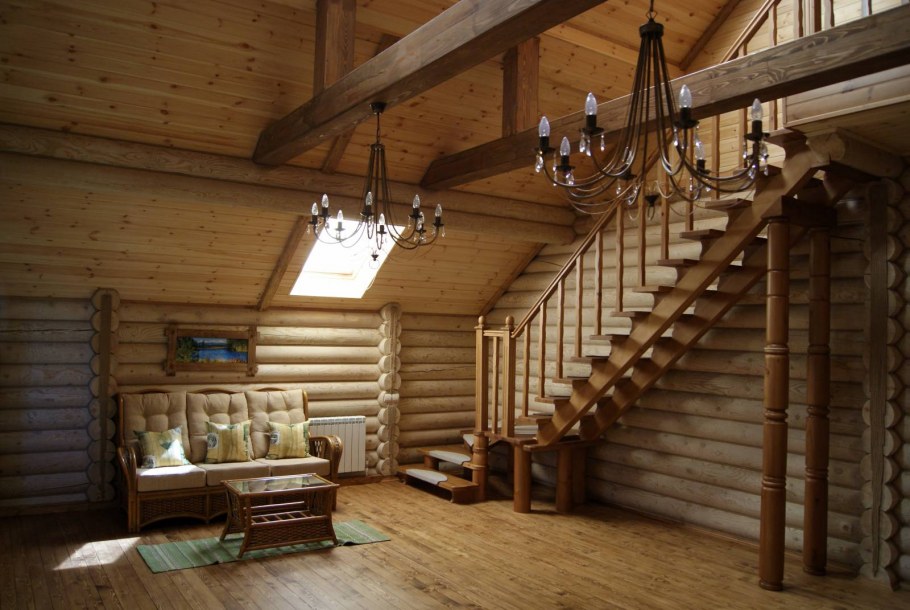 Деревянная лестница в бревенчатом доме