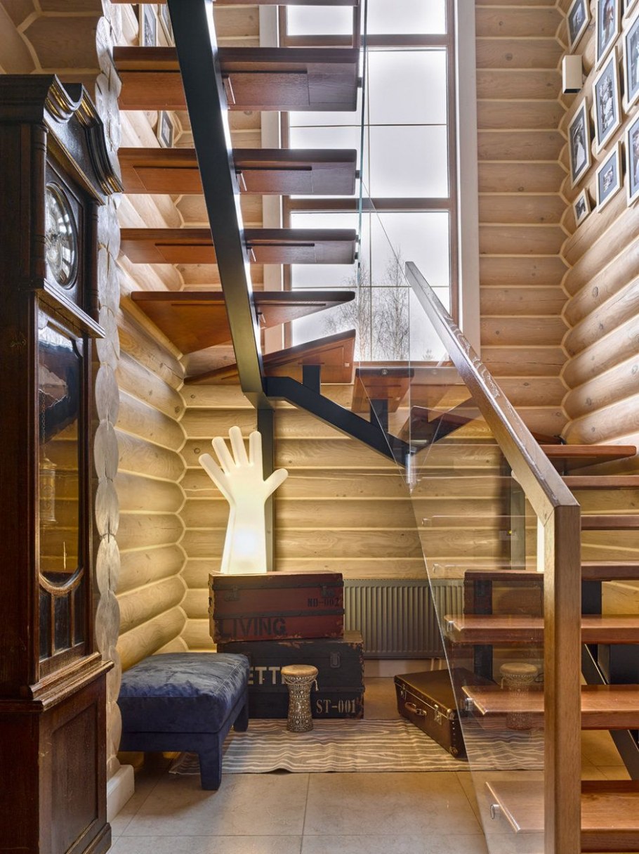 Лестница в бревенчатом доме