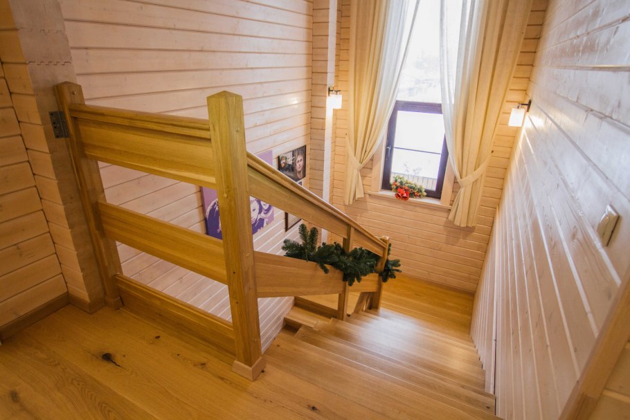 Освещение лестницы в деревянном доме