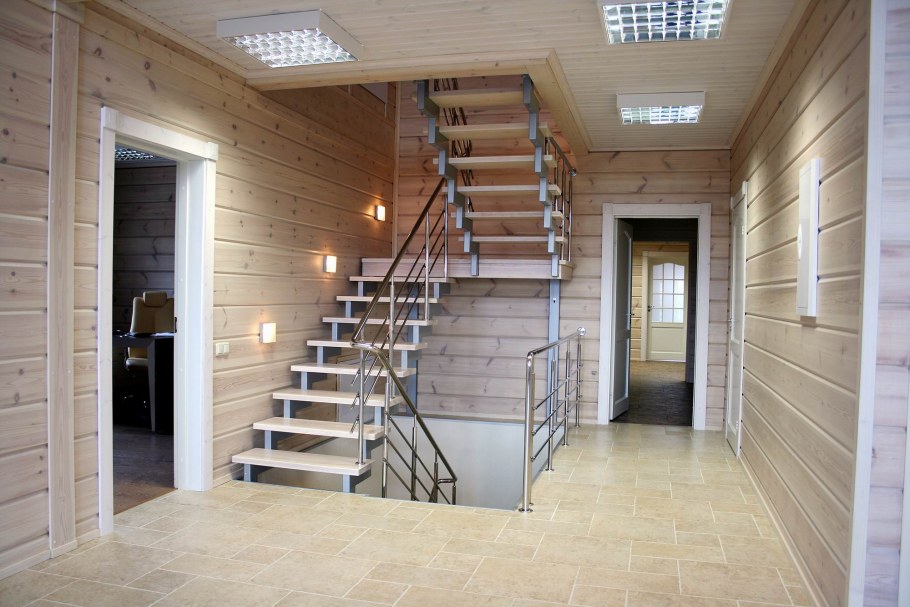 Лестница в цоколь в доме из клееного бруса