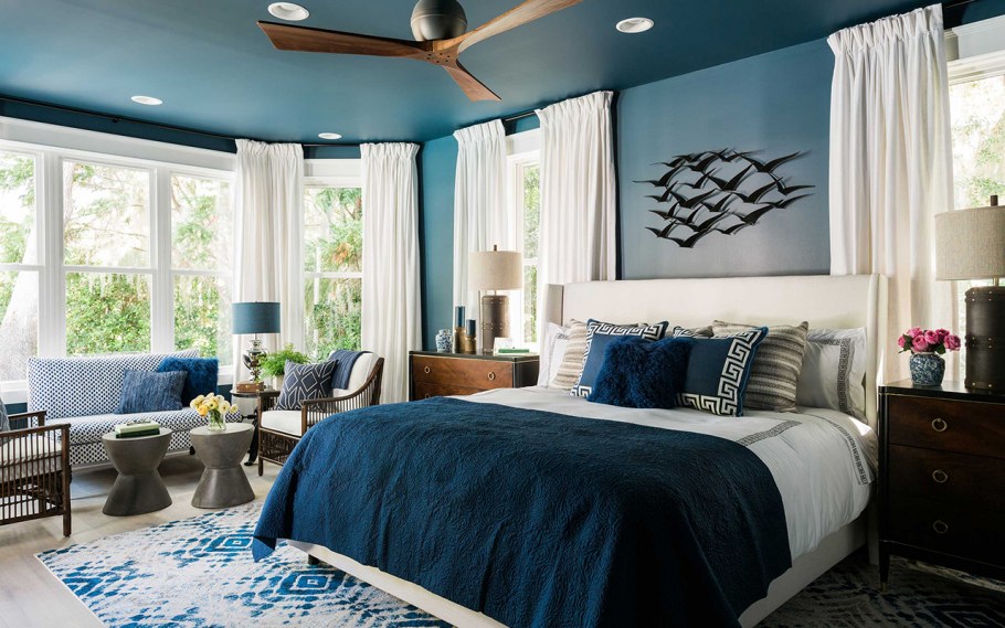 Голубой натяжной потолок