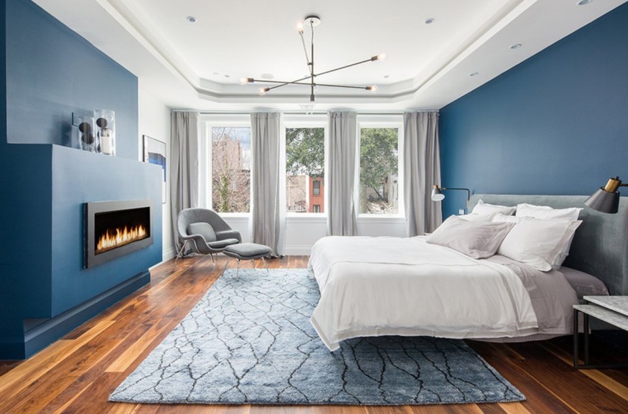 Голубые стены в спальне