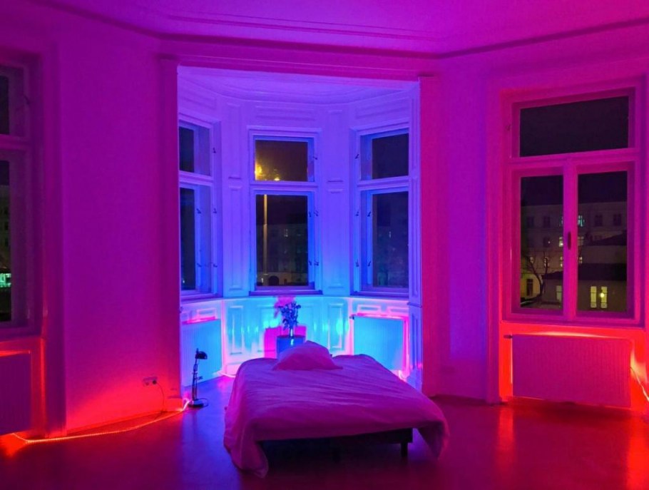 Гостиная с неоновой подсветкой