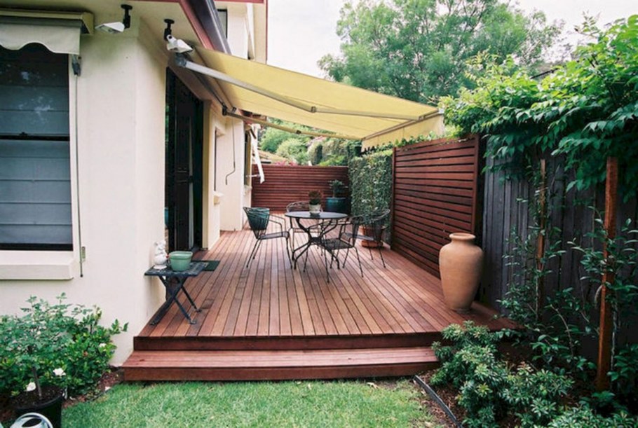 Терраса между домом и забором
