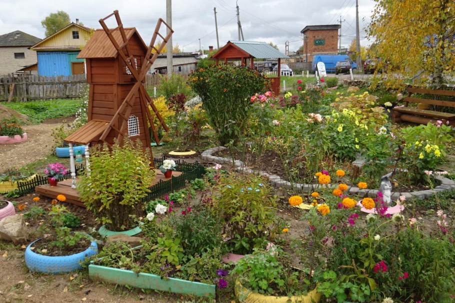 Уютный маленький дворик