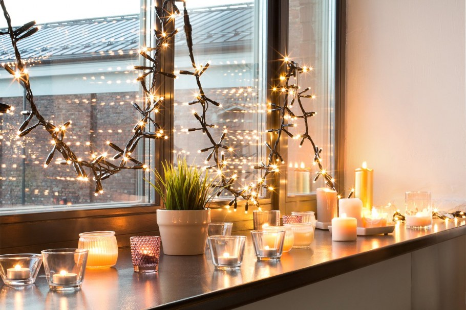 Декор подоконника свечами
