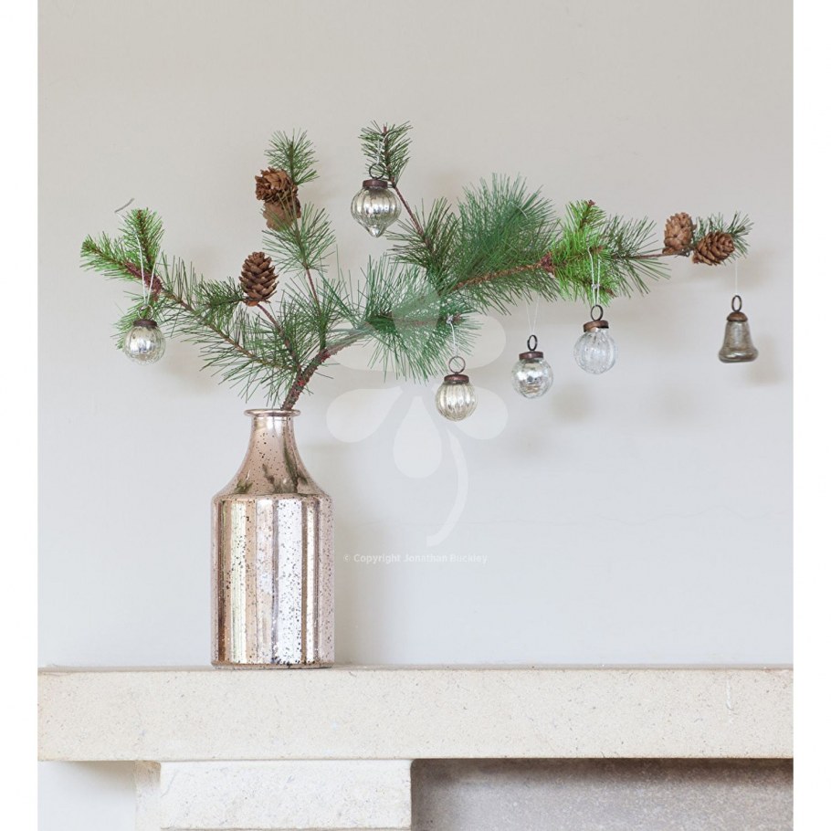 Новогодняя композиция из веток