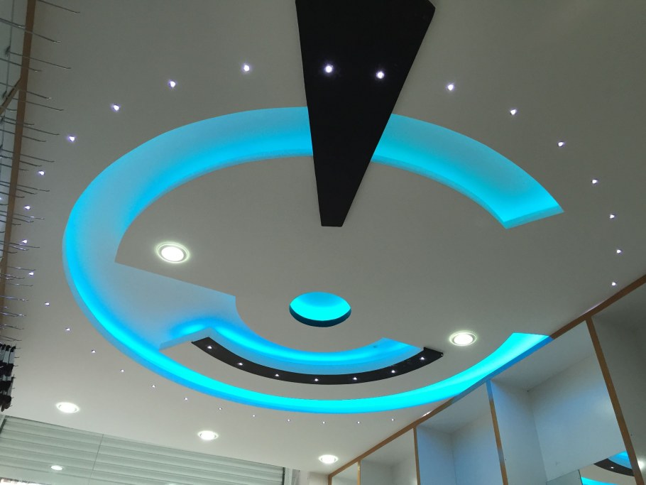Фигурные потолки хайтек