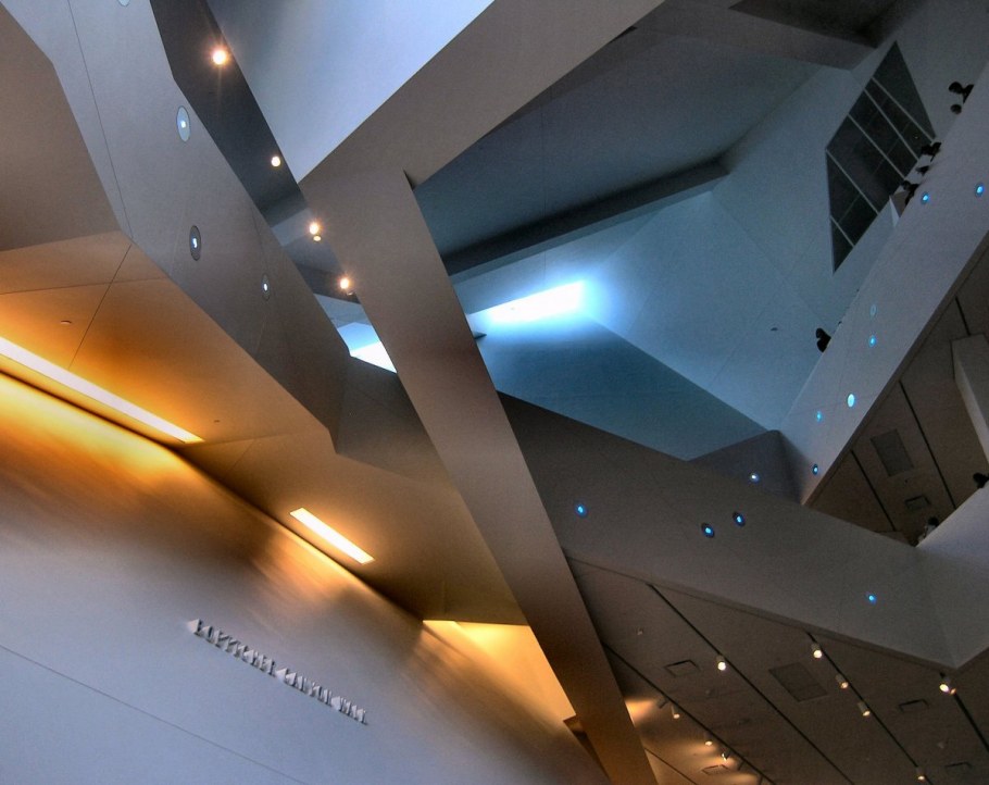 Потолок из гипсокартона Хай тек