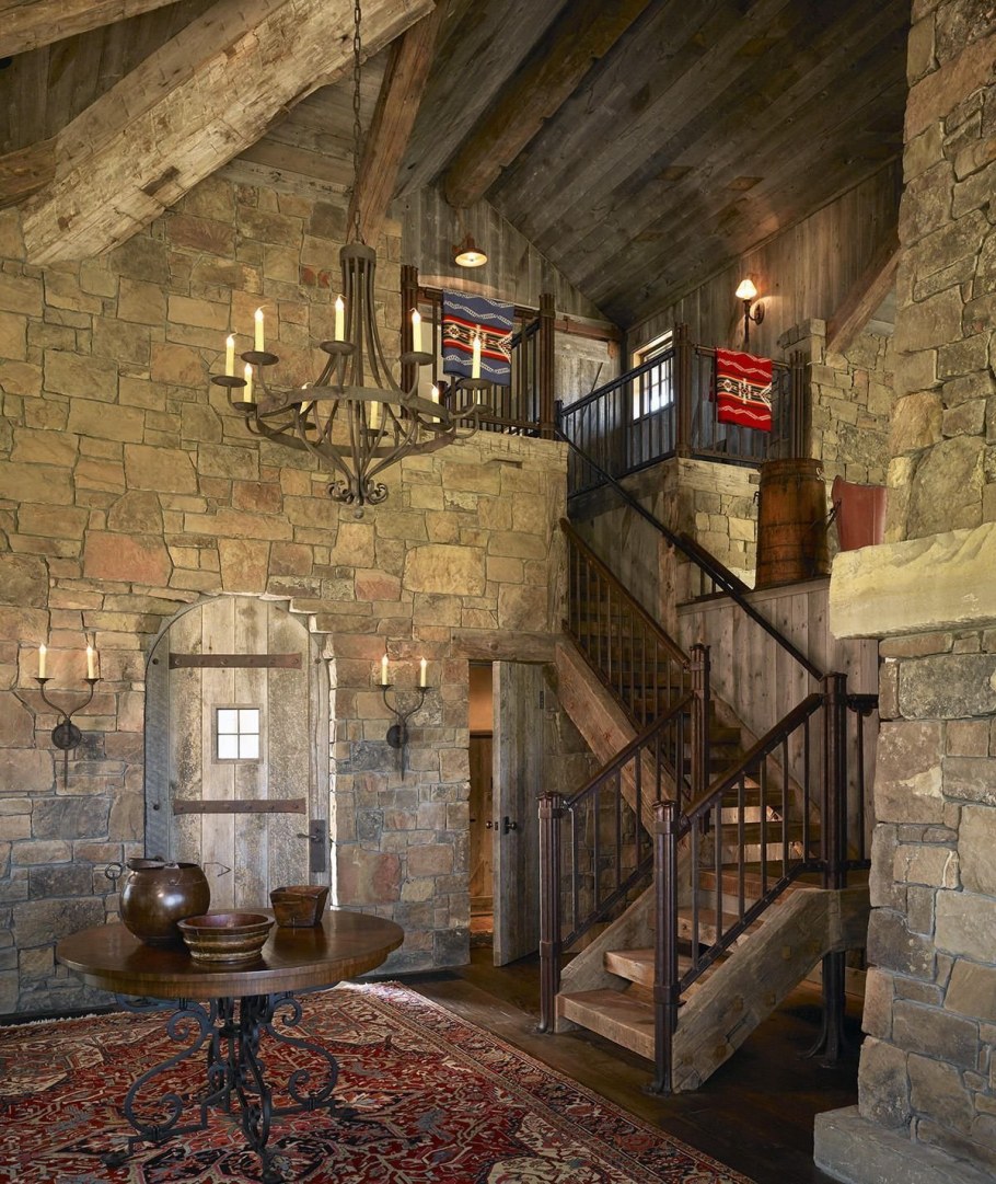 Старинная комната с камином