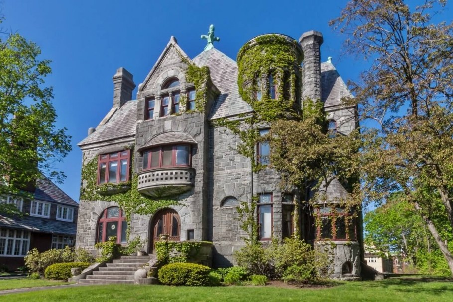 Камин в романском стиле