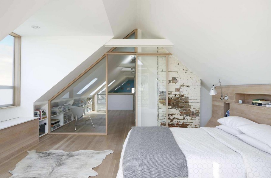 Спальня с ломаной крышей интерьер