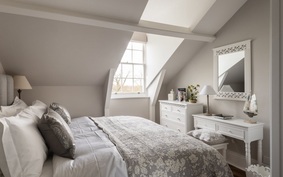 Мансардная спальня в светлых тонах