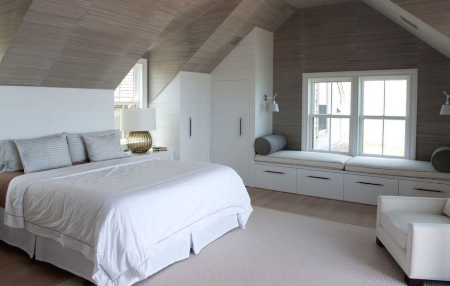 Спальня со скошенным потолком в современном стиле