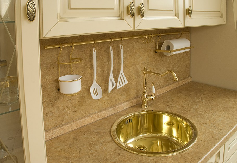 Золотая мойка в интерьере