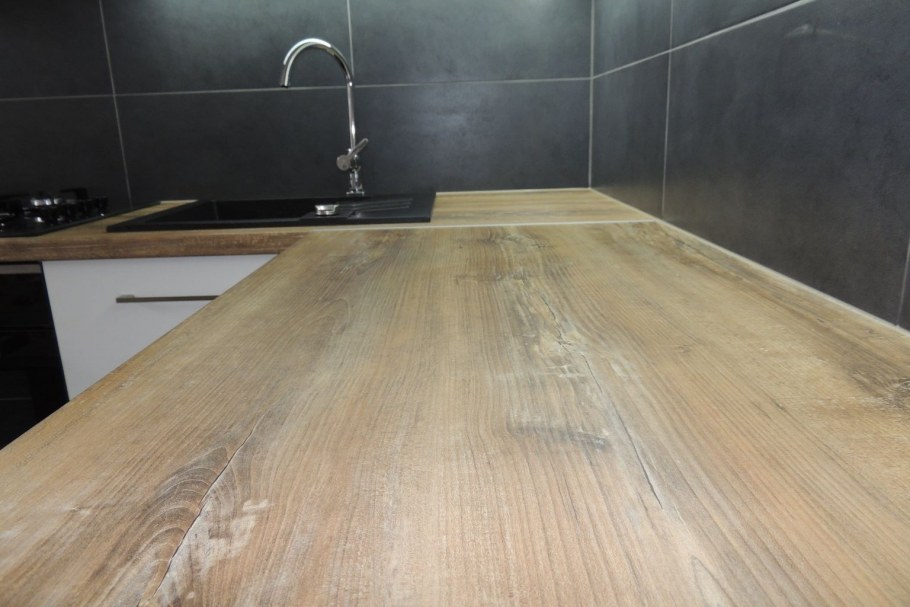 Столешница из керамогранита под дерево