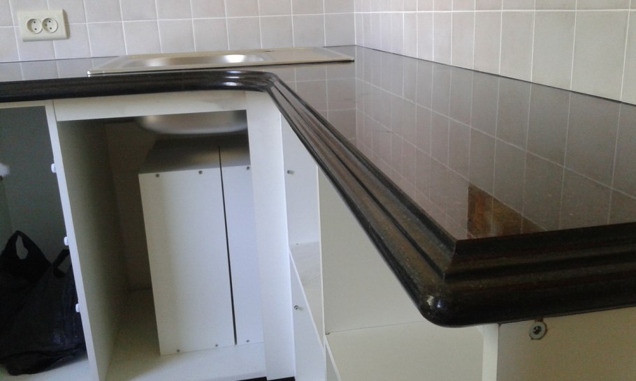 Каменный плинтус для столешницы на кухне