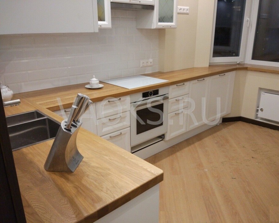 Белая кухня со столешницей под дуб