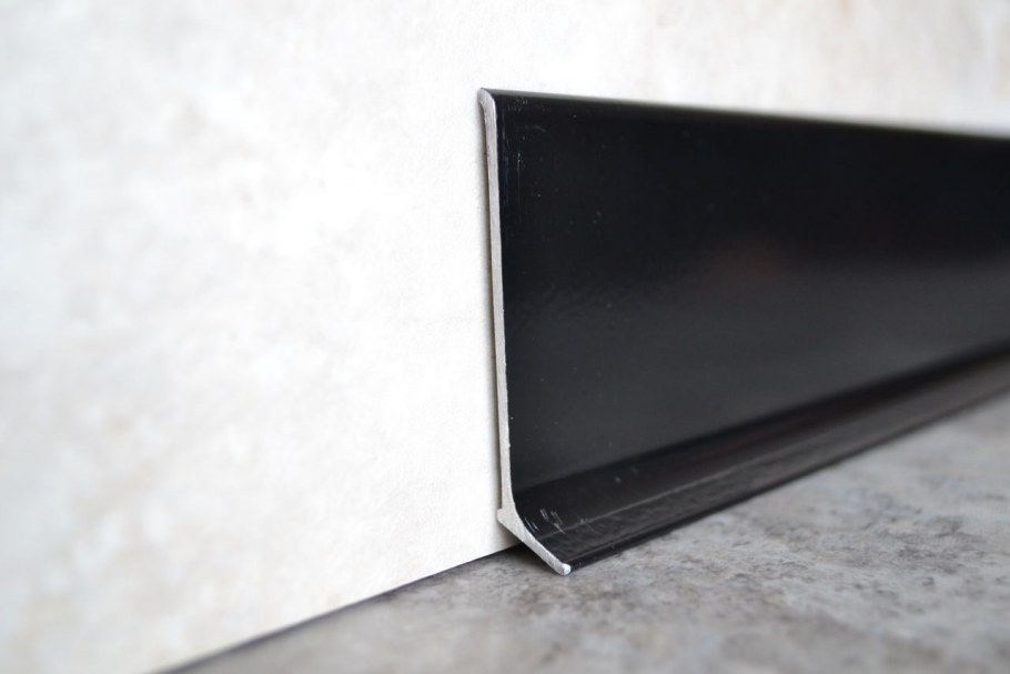 Алюминиевый плинтус анодированный 80 мм черный